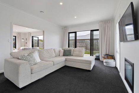 Photo of property in 18 Atlantic Drive, Fitzherbert, Palmerston North, 4410