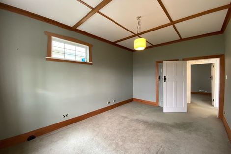 Photo of property in 102 Kelburn Parade, Kelburn, Wellington, 6012