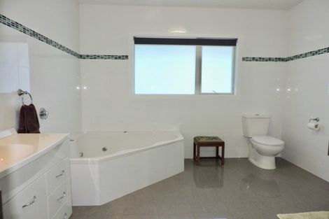 Photo of property in 15 Mervyn Kemp Drive, Tawa, Wellington, 5028