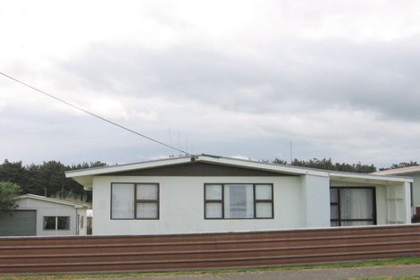 Photo of property in 9 Hennessy Street East, Foxton Beach, Foxton, 4815