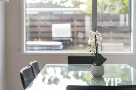 Photo of property in 8 Gow Street, Newlands, Wellington, 6037