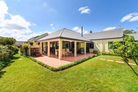Photo of property in 11 La Lena Grove, Fitzherbert, Palmerston North, 4410