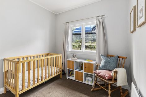 Photo of property in 11 Creswick Terrace, Northland, Wellington, 6012