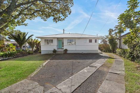 Photo of property in 15 Murray Road, Te Atatu Peninsula, Auckland, 0610