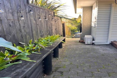 Photo of property in 28 Roland Hill, Glen Eden, Auckland, 0602