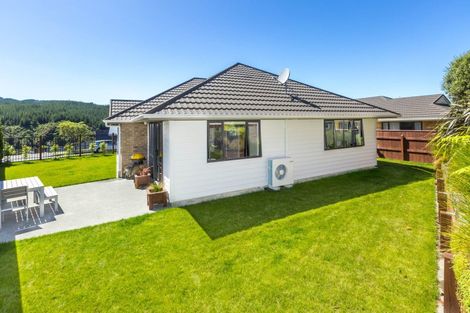 Photo of property in 6 Mcewen Crescent, Riverstone Terraces, Upper Hutt, 5018