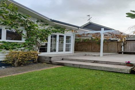 Photo of property in 2/11 Seaview Avenue, Northcote, Auckland, 0627