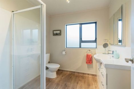 Photo of property in 28 Kent Avenue, Waitarere Beach, Levin, 5510