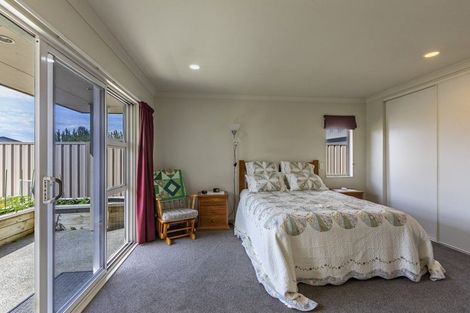 Photo of property in 2 Arthur Close, Clive, 4102