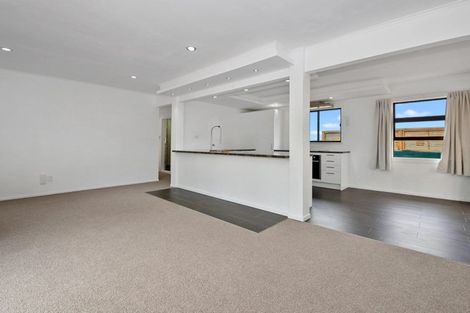 Photo of property in 10 Meadow Crescent, Te Atatu South, Auckland, 0602