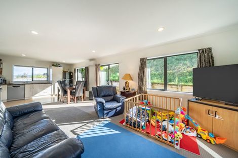 Photo of property in 94 Sunstone Crescent, Timberlea, Upper Hutt, 5018