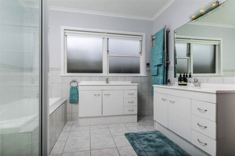 Photo of property in 1066 Scenic Drive North, Swanson, Auckland, 0816