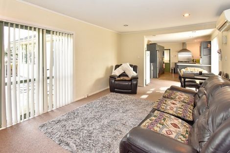 Photo of property in 2 Barnard Place, Manurewa East, Auckland, 2102