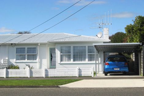 Photo of property in 32 Queenwood Road, Levin, 5510