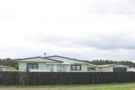 Photo of property in 11 Hennessy Street East, Foxton Beach, Foxton, 4815