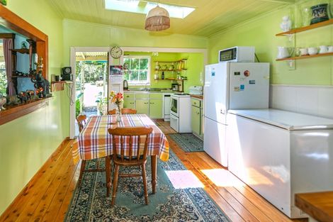 Photo of property in 80 Oxford Terrace, Coromandel, 3506