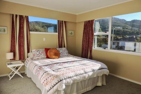 Photo of property in 8 Saint Catherines Terrace, Tawa, Wellington, 5028