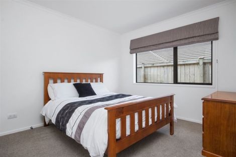 Photo of property in 14 Tongeren Square, Karaka, Papakura, 2113