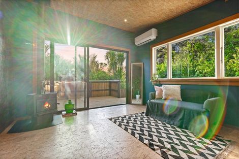 Photo of property in 132 Seaview Road, Piha, New Lynn, 0772