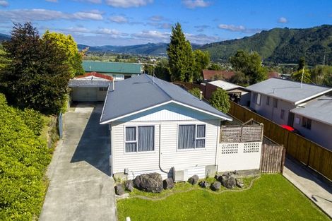 Photo of property in 28 Vista Crescent, Maoribank, Upper Hutt, 5018