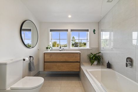 Photo of property in 64 Park Hill Road, Birkenhead, Auckland, 0626