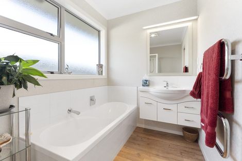 Photo of property in 4 Medallion Court, Kelvin Grove, Palmerston North, 4414