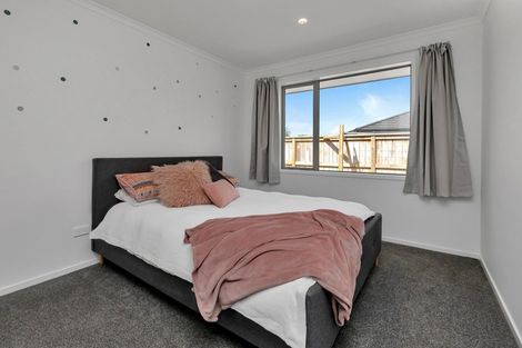 Photo of property in 10 Ngatiti Place, One Tree Point, 0118