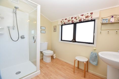 Photo of property in 8 Daffodil Grove, Carterton, 5713