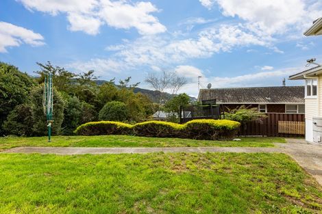 Photo of property in 39 Saint Johns Terrace, Tawa, Wellington, 5028