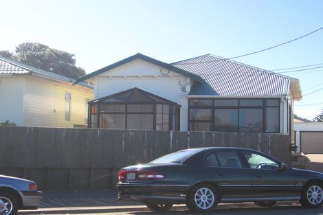 Photo of property in 118 Lyall Parade, Lyall Bay, Wellington, 6022