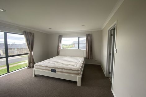 Photo of property in 7 Iwinuku Crescent, Wattle Downs, Auckland, 2103