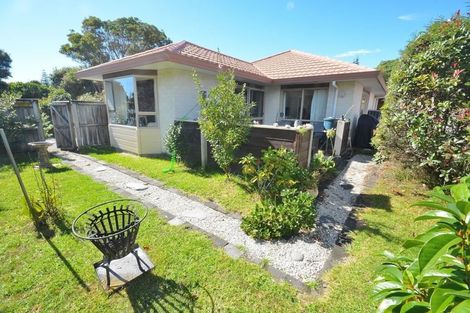 Photo of property in 60 Queens Road, Waikanae Beach, Waikanae, 5036