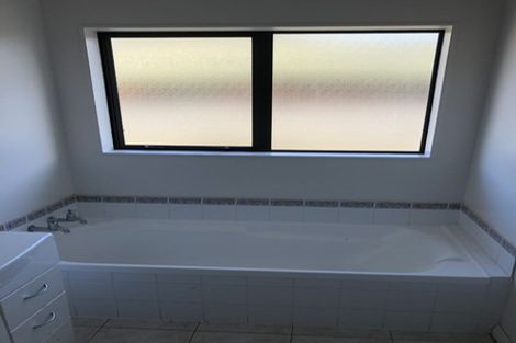 Photo of property in 4 Belleek Close, Weymouth, Auckland, 2103