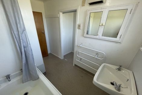 Photo of property in 41 Versailles Street, Karori, Wellington, 6012