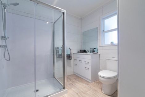 Photo of property in 122 Avondale Road, Avondale, Christchurch, 8061