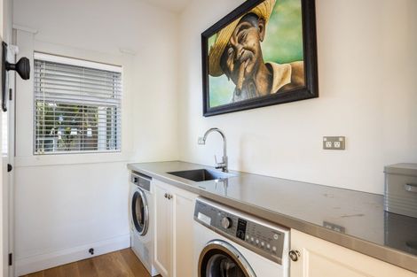 Photo of property in 10 Woolcombe Terrace, New Plymouth, 4310