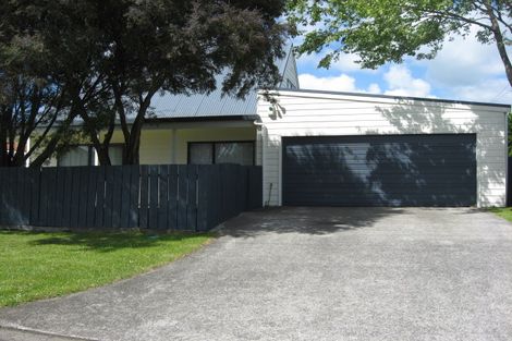 Photo of property in 2 Braeburn Place, Takanini, 2112