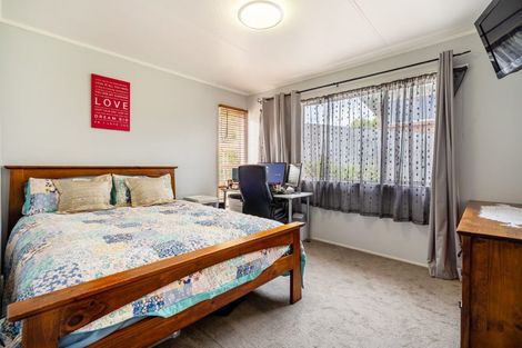 Photo of property in 52 Ayton Drive, Totara Vale, Auckland, 0629