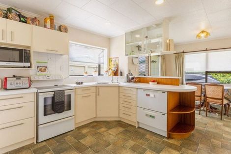 Photo of property in 9 Deakin Place, Clive, 4102