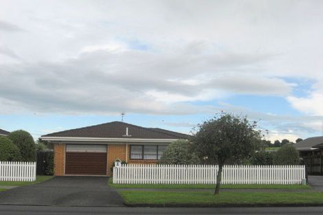 Photo of property in 2/79 Aviemore Drive, Highland Park, Auckland, 2010
