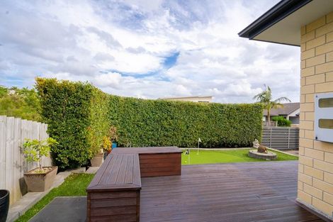 Photo of property in 17 Bintulu Place, Fairview Heights, Auckland, 0632