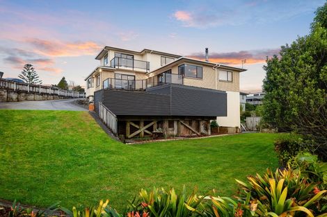 Photo of property in 10 Larsen Place, Merrilands, New Plymouth, 4312