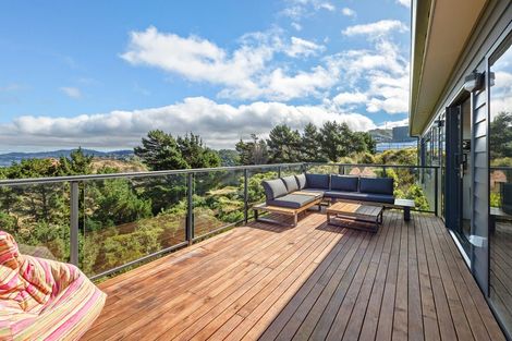 Photo of property in 16 Piper Way, Newlands, Wellington, 6037