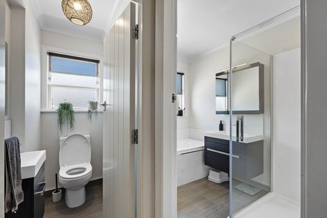 Photo of property in 2 Anzio Place, Awapuni, Palmerston North, 4412