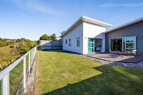Photo of property in 17a Winstone Place, Highlands Park, New Plymouth, 4312