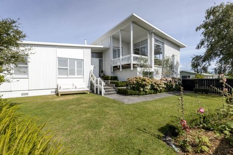 Photo of property in 25 Nevada Drive, Merrilands, New Plymouth, 4312