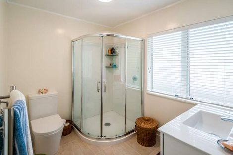Photo of property in 2/28 Caribbean Drive, Unsworth Heights, Auckland, 0632