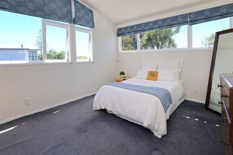 Photo of property in 4 Tasman Avenue, Henderson Valley, Auckland, 0614