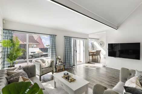 Photo of property in 22 Cairnbrae Court, Northcross, Auckland, 0632