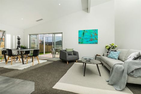 Photo of property in 8 Sir Lincoln Drive, Kumeu, 0810